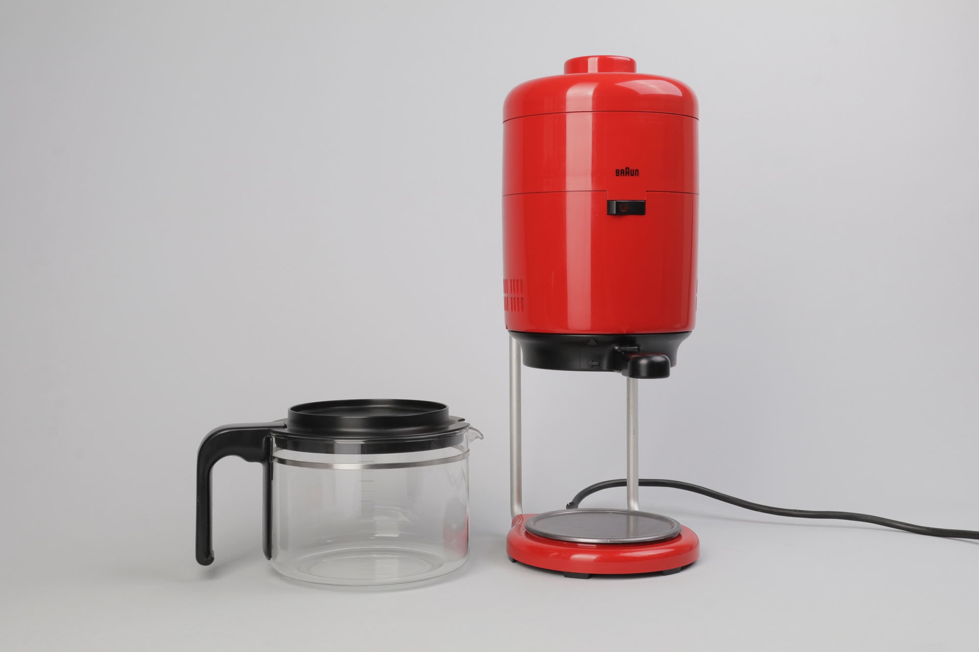 https://onlyonceshop.com/media/pages/product/braun-kf-20/8d66b29693-1650541407/iconic-braun-aromaster-kf-20-kf20-coffee-maker-in-orange-red-designed-by-florian-seiffert-germany-1972-only-once-shop-5.jpg