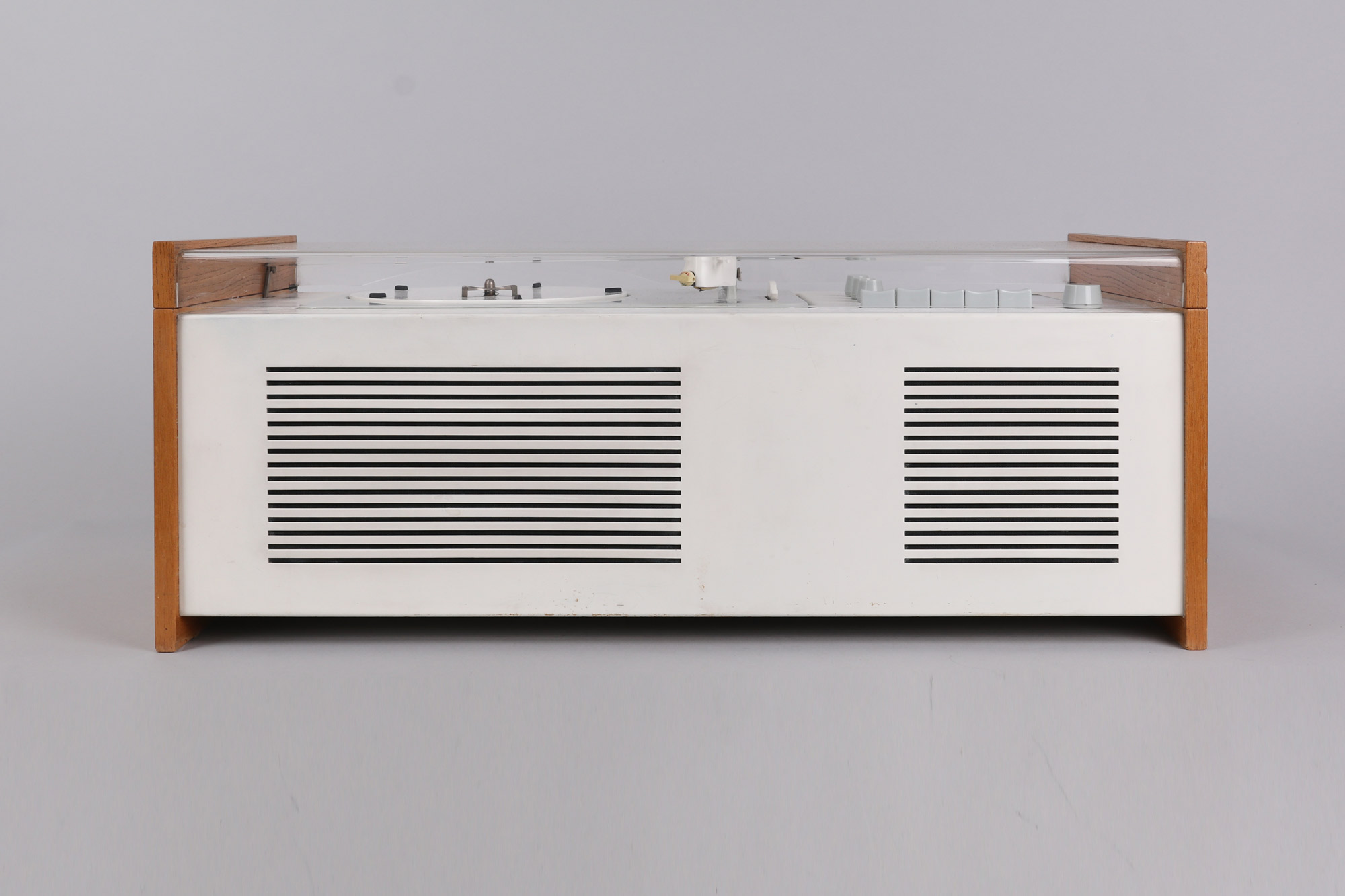 The legendary Braun SK 5 radio has been designed by Hans Gugelot +