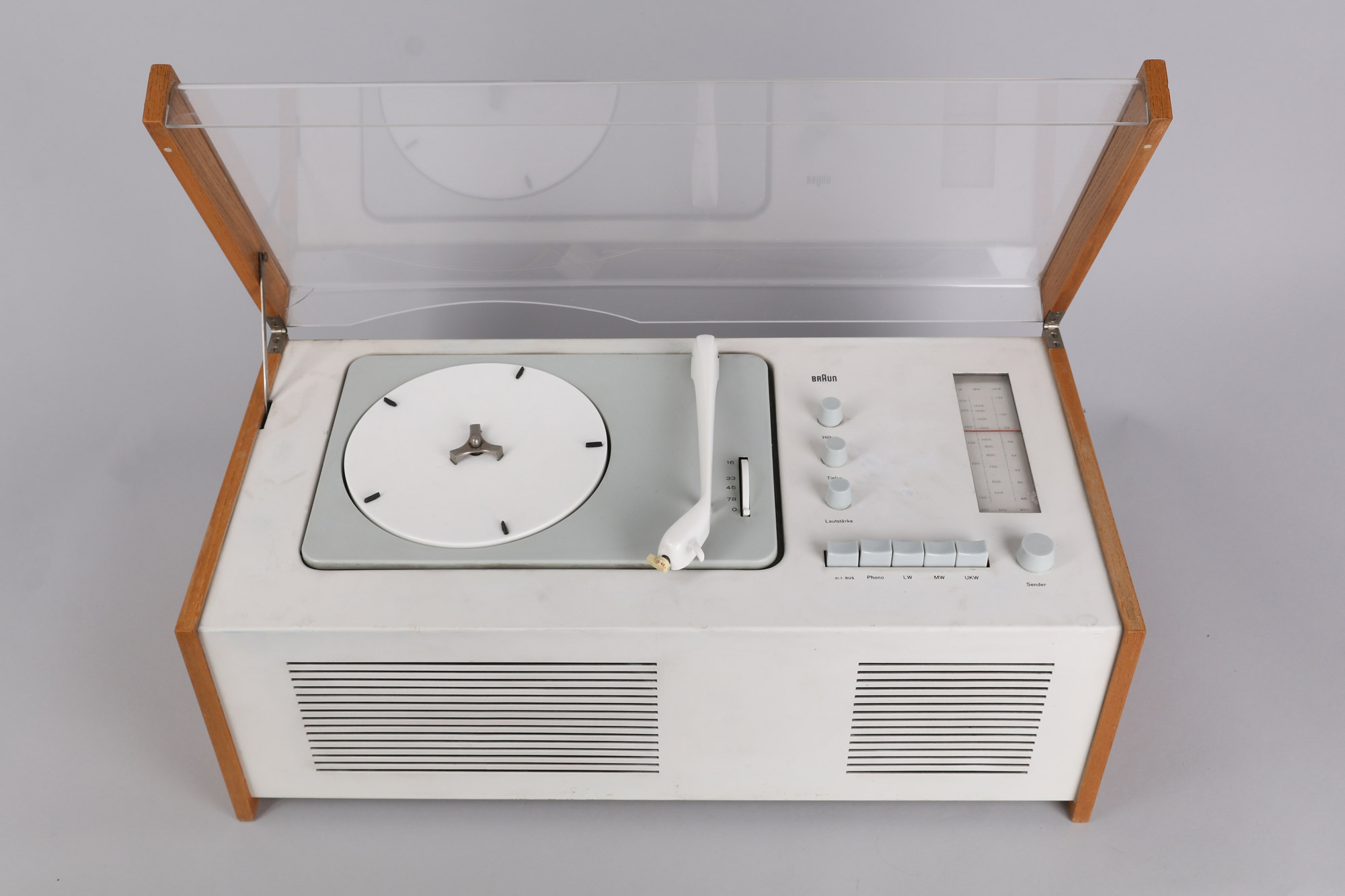 The legendary Braun SK 5 radio has been designed by Hans Gugelot +