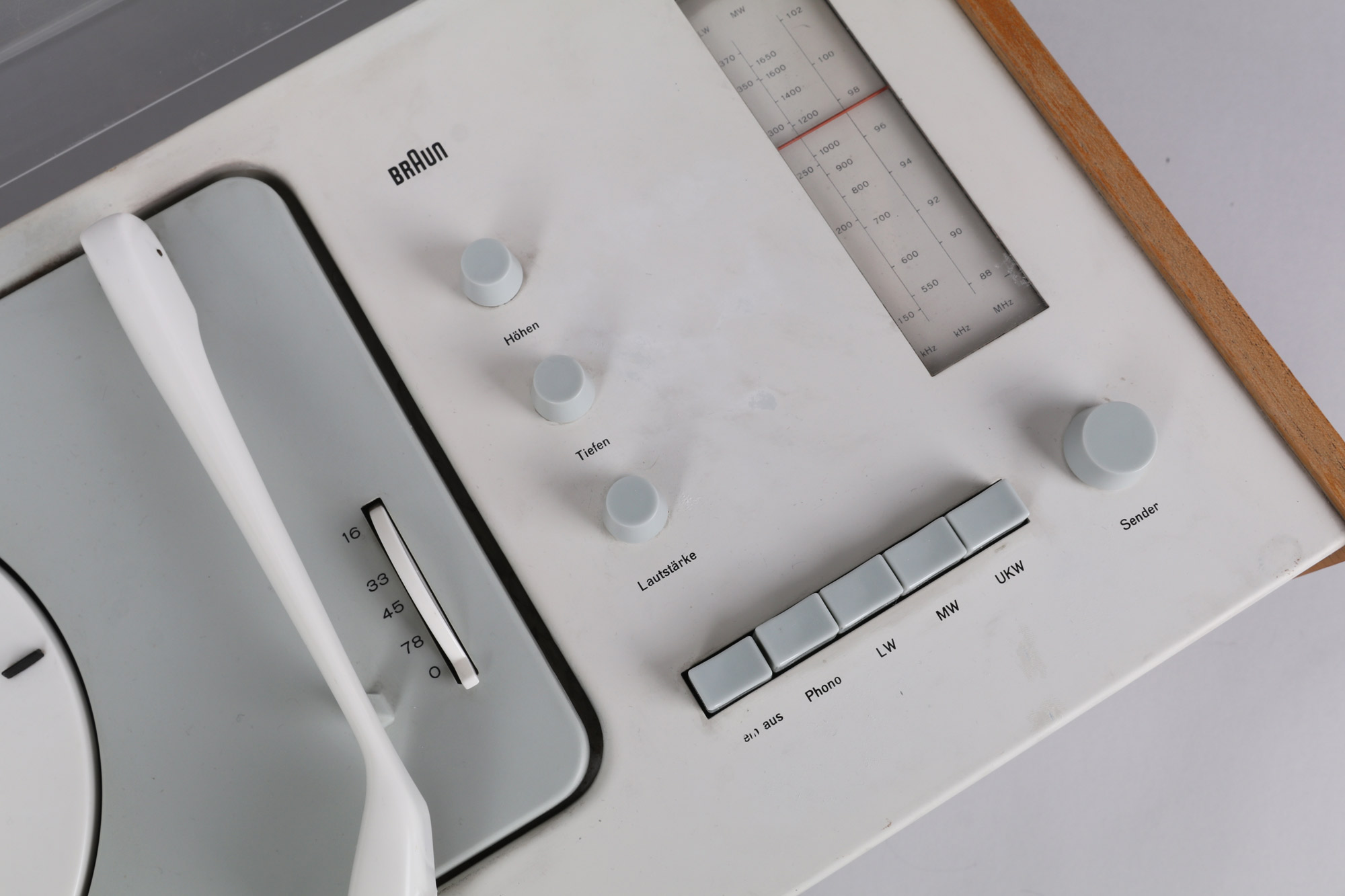 The legendary Braun SK 5 radio has been designed by Hans Gugelot +